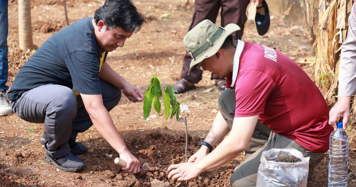 Dukung Gerakan ASRI Prabowo, Sekjen Gerindra Pimpin Kader Tanam Pohon hingga Bersihkan Sungai